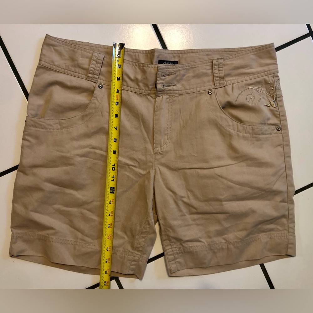 Ladies size 14 Cabellas brand walking/hiking/dress shorts in khaki